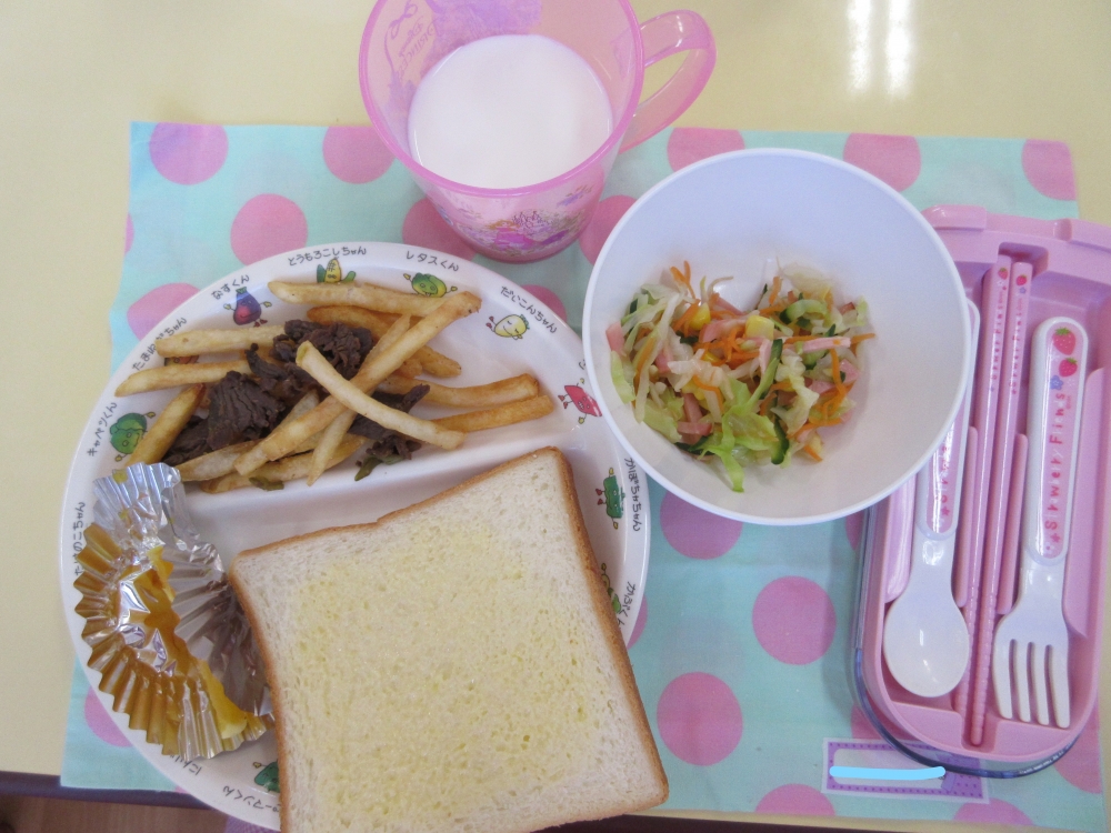 本日の給食(牛肉とフライドポテトのソテー・フレンチサラダ・オレンジ・パン)